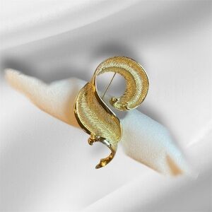 Elegant Gold Swirl Brooch